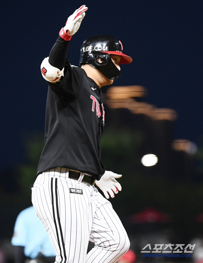  Cheering Moon Bo-kyung explodes three-run shot against nails