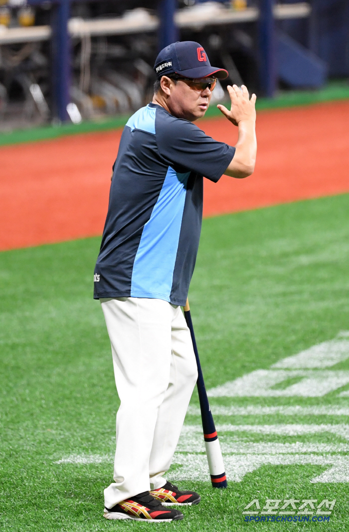  Director Kim Tae-hyung demonstrates his own batting
