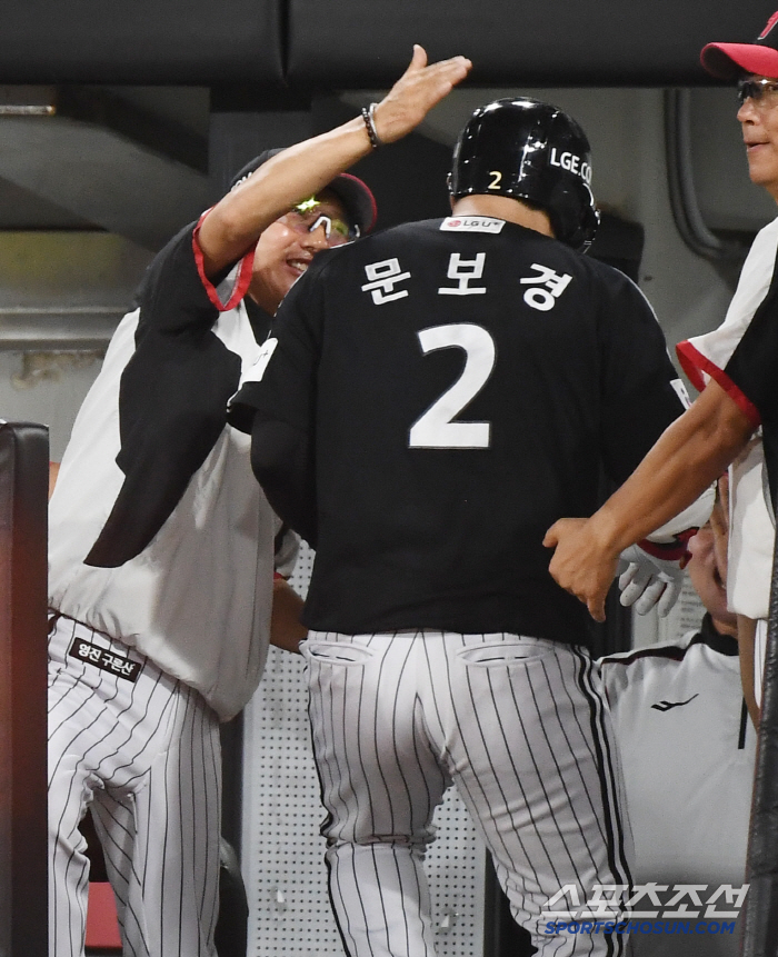  Director Yeom Kyung-yeop welcomes Moon Bo-kyung