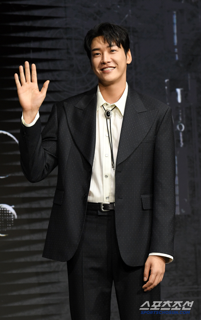  Kim Youngkwang's handsome face makes your heart flutter