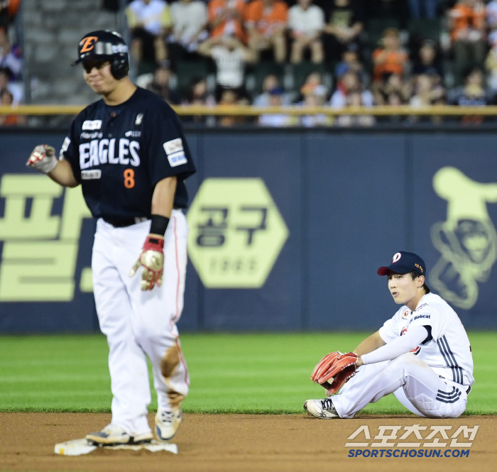  Lee Yoochan made a mistake with one out and runners on first and second bases