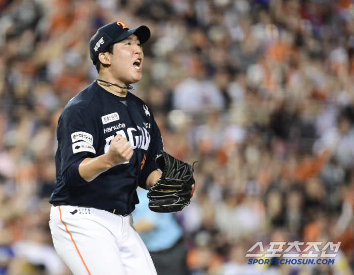  Park Sang-won finished the 7th inning without losing a point and clenched his fist