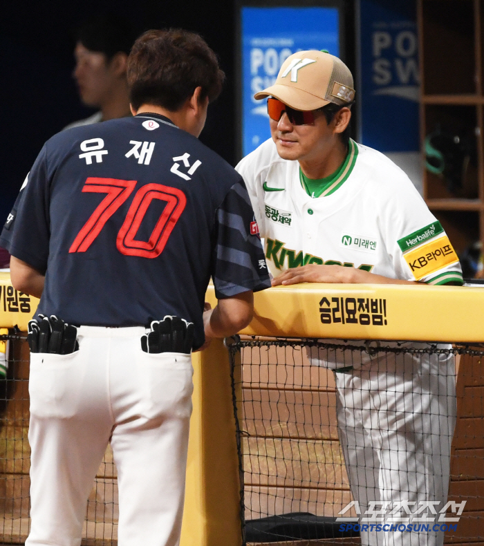  Seol Jong-jin greets acting coach Yoo Jae-shin