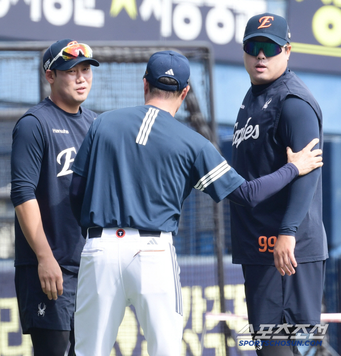 Please be gentle. Which old teacher was the first to run and greet Hanwha players as soon as they left Jamsil Stadium?