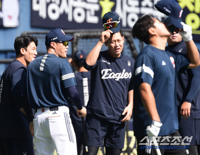 Please be gentle. Which old teacher was the first to run and greet Hanwha players as soon as they left Jamsil Stadium?