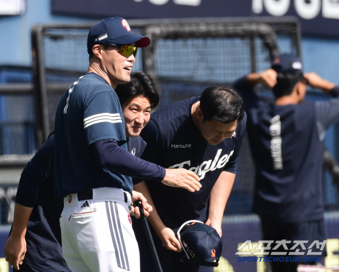 Please be gentle. Which old teacher was the first to run and greet Hanwha players as soon as they left Jamsil Stadium?