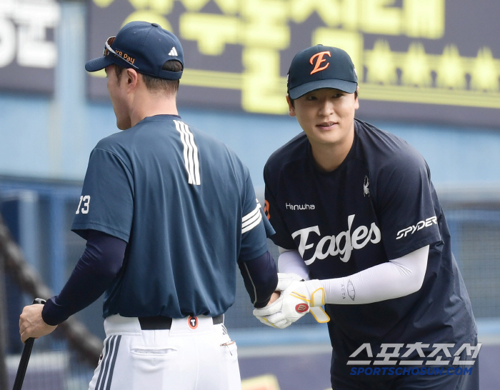Please be gentle. Which old teacher was the first to run and greet Hanwha players as soon as they left Jamsil Stadium?
