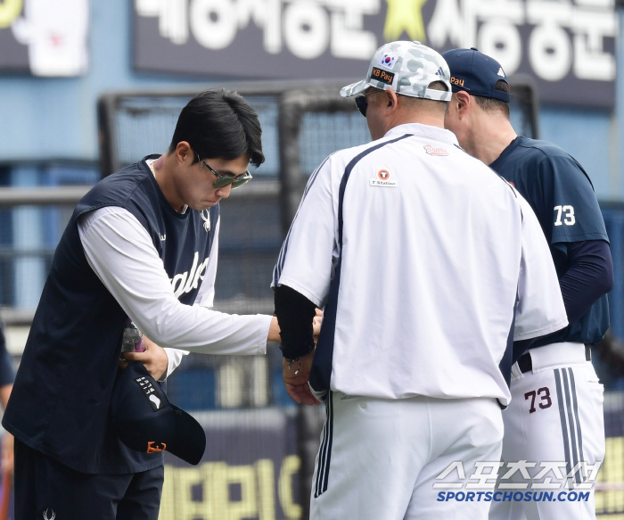 Please be gentle. Which old teacher was the first to run and greet Hanwha players as soon as they left Jamsil Stadium?