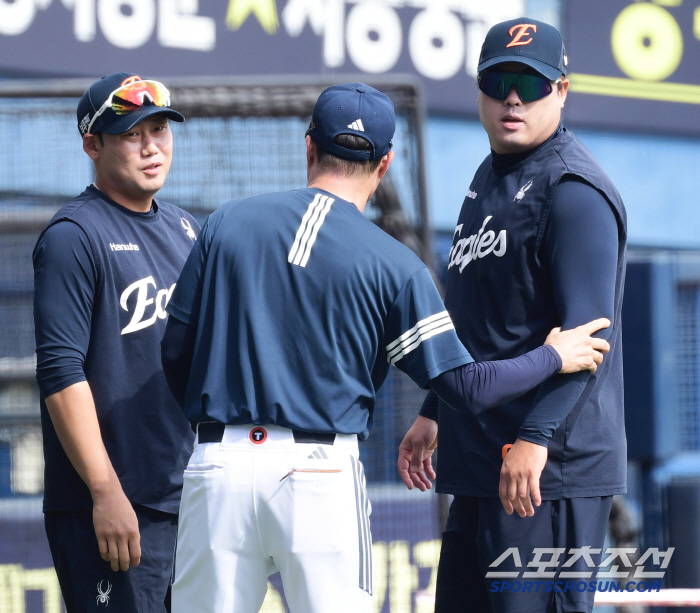 Please be gentle. Which old teacher was the first to run and greet Hanwha players as soon as they left Jamsil Stadium?