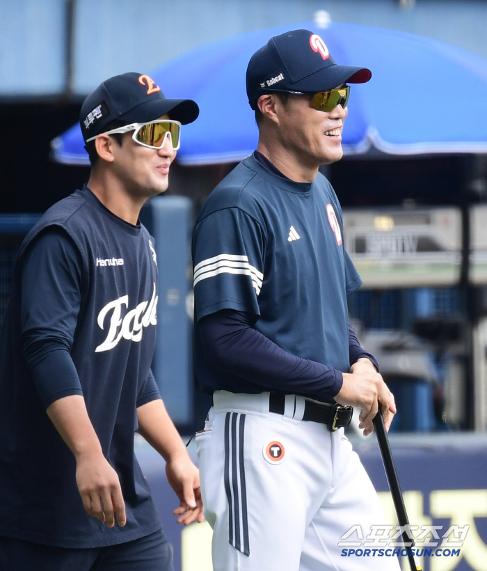 Please be gentle. Which old teacher was the first to run and greet Hanwha players as soon as they left Jamsil Stadium?