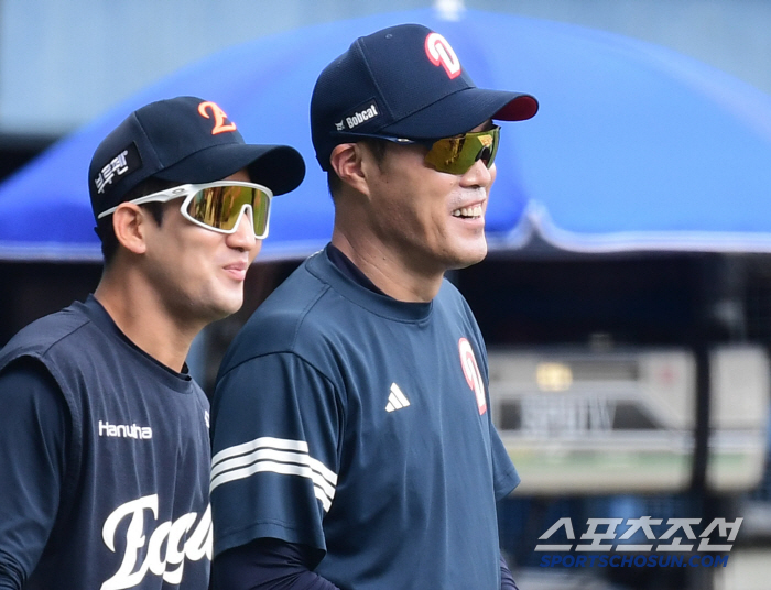 Please be gentle. Which old teacher was the first to run and greet Hanwha players as soon as they left Jamsil Stadium?