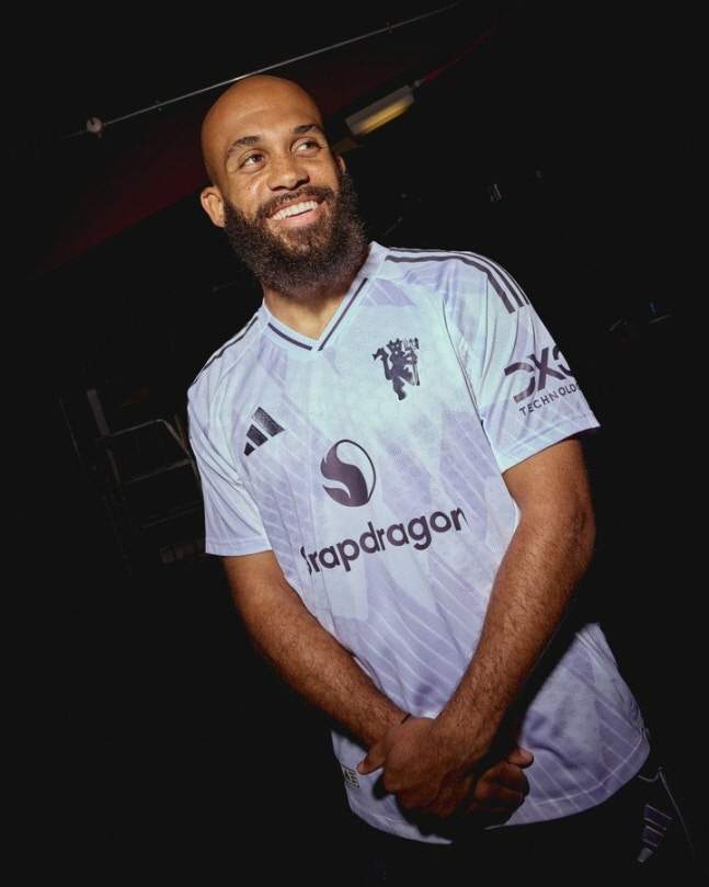 Samgo Choryo Manchester United finally has a horror machine! I'm happy to enter the Dream Club after recruiting Mbomo for the transfer fee of 130 billion won contract period of 51 No. 19 