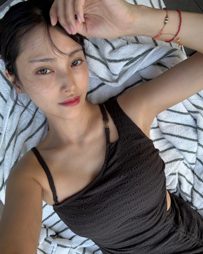  Kara Park Gyu-ri, 'Summer Goddess' Advent in a swimsuit...solid eyes