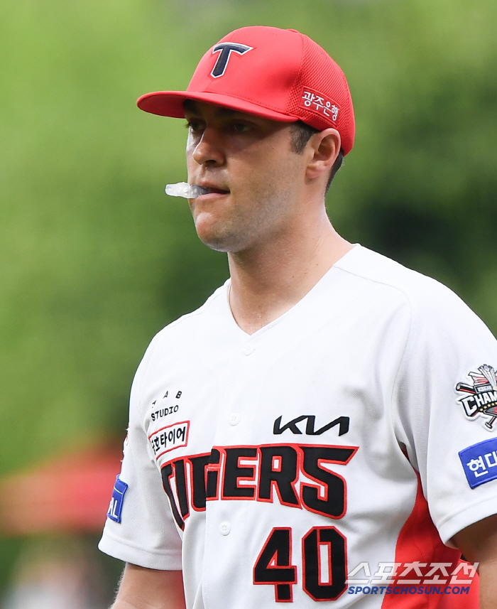 The strongest sweeper is a three-run home run, a scratch on LG killer's pride. Nails for 7 innings, 6 hits and 4 runs, first loss (Gwangju site)