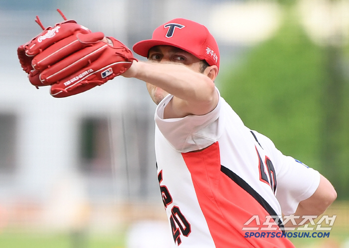 The strongest sweeper is a three-run home run, a scratch on LG killer's pride. Nails for 7 innings, 6 hits and 4 runs, first loss (Gwangju site)