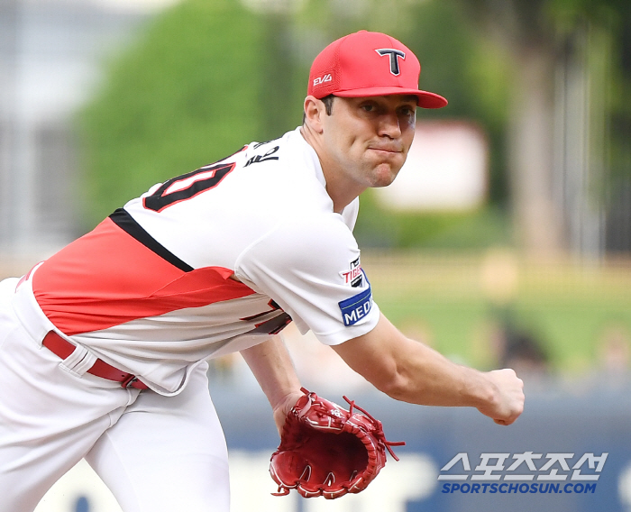 The strongest sweeper is a three-run home run, a scratch on LG killer's pride. Nails for 7 innings, 6 hits and 4 runs, first loss (Gwangju site)
