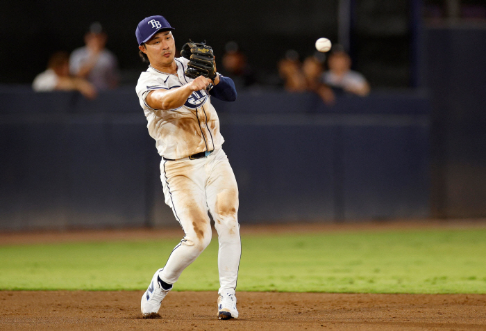 What's wrong with the 13 million throw? Tampa Bay's Kim Ha-sung's half-baked throw to first base → Immediately replaced the next inning. The shoulder is in a strange condition