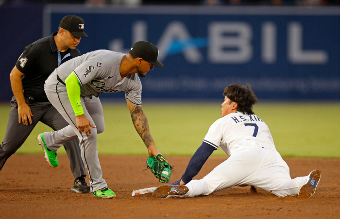 What's wrong with the 13 million throw? Tampa Bay's Kim Ha-sung's half-baked throw to first base → Immediately replaced the next inning. The shoulder is in a strange condition