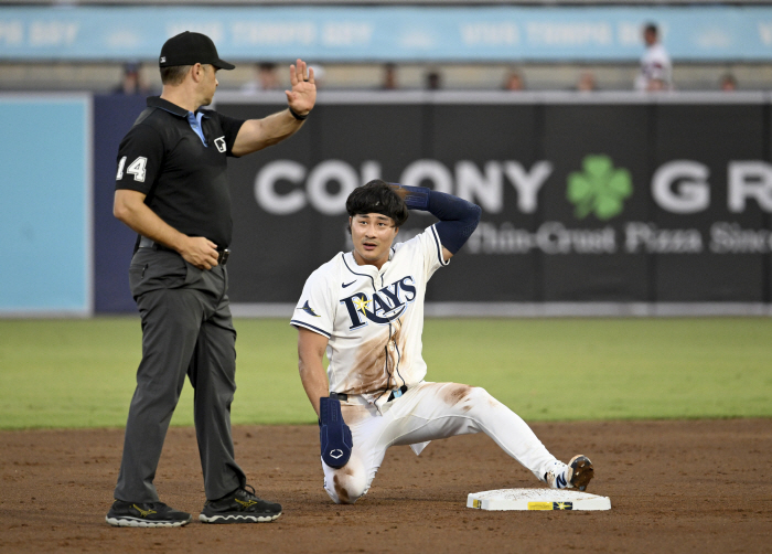 What's wrong with the 13 million throw? Tampa Bay's Kim Ha-sung's half-baked throw to first base → Immediately replaced the next inning. The shoulder is in a strange condition