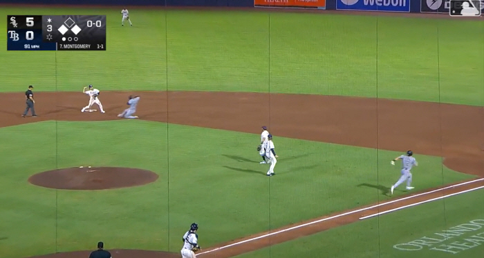 What's wrong with the 13 million throw? Tampa Bay's Kim Ha-sung's half-baked throw to first base → Immediately replaced the next inning. The shoulder is in a strange condition