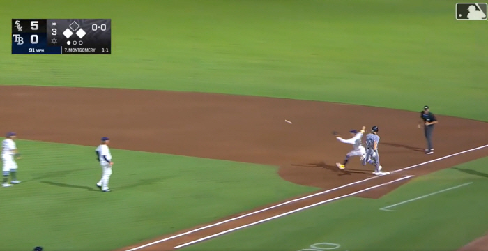 What's wrong with the 13 million throw? Tampa Bay's Kim Ha-sung's half-baked throw to first base → Immediately replaced the next inning. The shoulder is in a strange condition