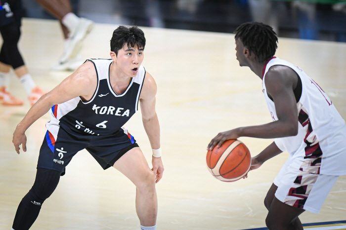Why was Park Ji-hoon chosen instead of Lee Won-seok? The final announcement of the 12-member basketball team's final roster. PARK JI HOON is the best locker room leader