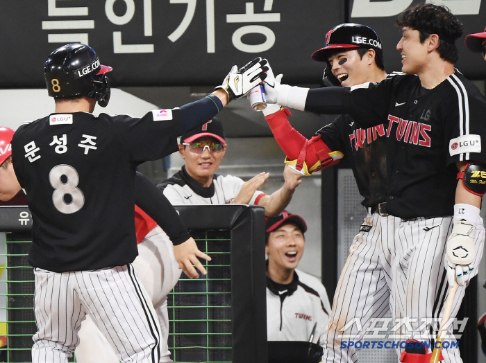 Yoo Young-chan, Lee Jung-yong, Hae-young, Jo Sang-woo, must-win day of collapse. 40 → 47 → 97 Park Hae-min's three-run tie, Kim Hyun-soo's come-from-behind hit. Veteran players kept second place in LG