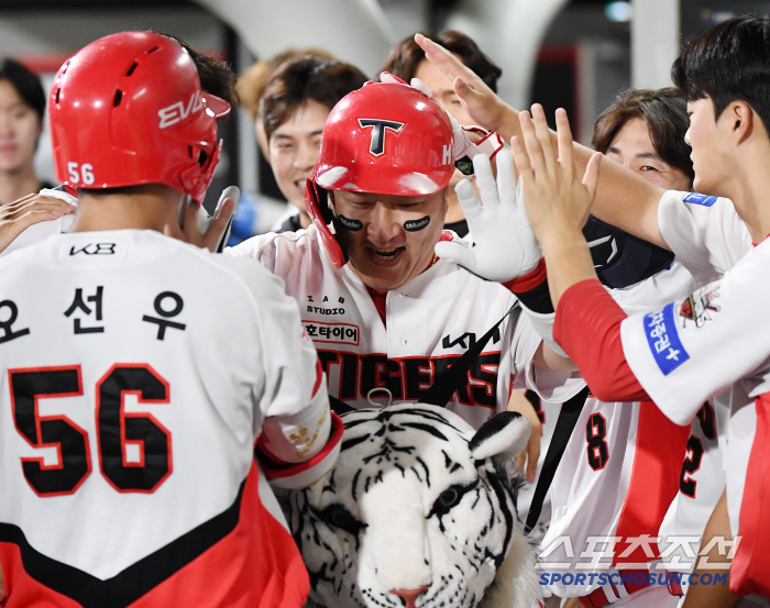 Yoo Young-chan, Lee Jung-yong, Hae-young, Jo Sang-woo, must-win day of collapse. 40 → 47 → 97 Park Hae-min's three-run tie, Kim Hyun-soo's come-from-behind hit. Veteran players kept second place in LG