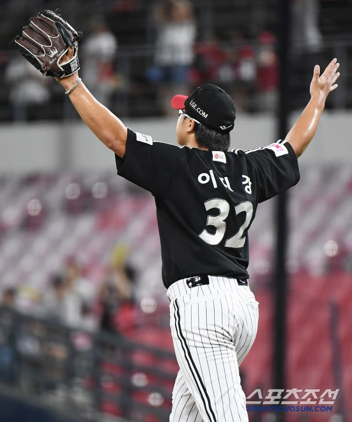 Yoo Young-chan's 3rd run in the 8th inning → Jung Hae-young's 4th run in the 9th inning is a sign of the hot season. 