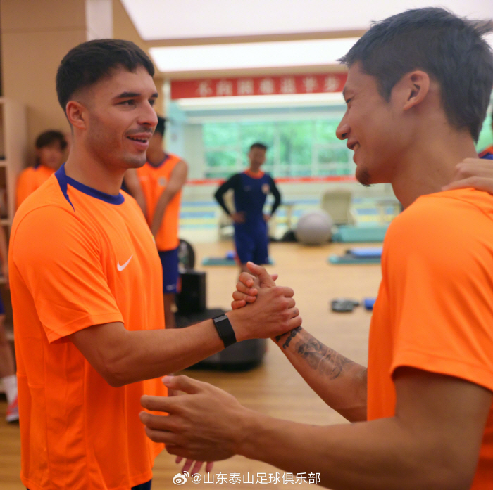 Coach Choi Kang-hee's shock passing situation, Shandong leaders voluntarily recruited DF...Despite the risk of injury, annual salary of 2 billion → desperate gambling (media)