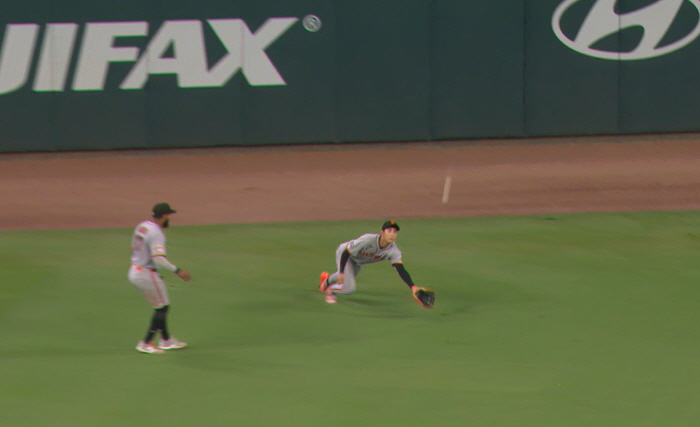 Defensive mistakes → loss of confidence → a vicious cycle of slump in hitting continues, SF Lee Jung-hoo has no hits in four at-bats again.