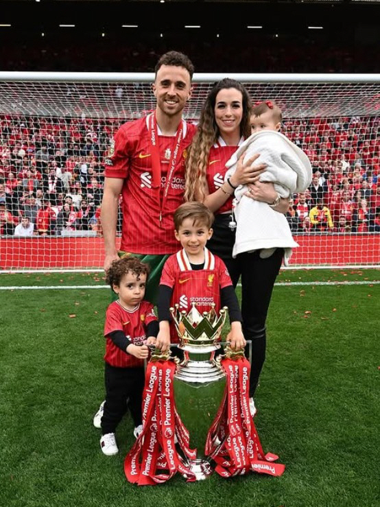 Global soccer tears that exploded again until death separated us...Jota's wife, Atte → Touching Master Song at 1 Month of Marriage
