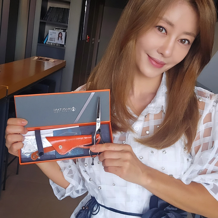 Hairdresser transformation Lee Ji-hyun, best friend Jang Young-ran, grooming herself → I started the first scissors