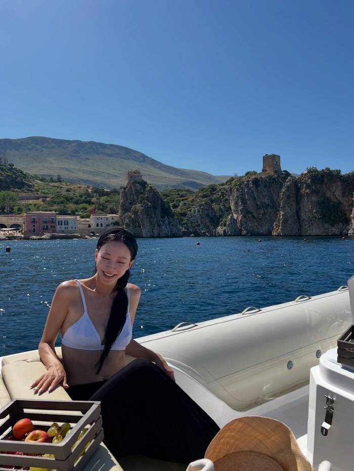 Han Ye-seul, ocean yacht trip...White bra top draws attention
