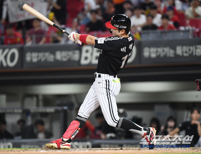 He said he saved me first, but he saved LG. A three-run shot tied in the ninth inning from 11 at-bats in the second half. The reason Park Hae-min thanked Oh Ji-hwan is because 