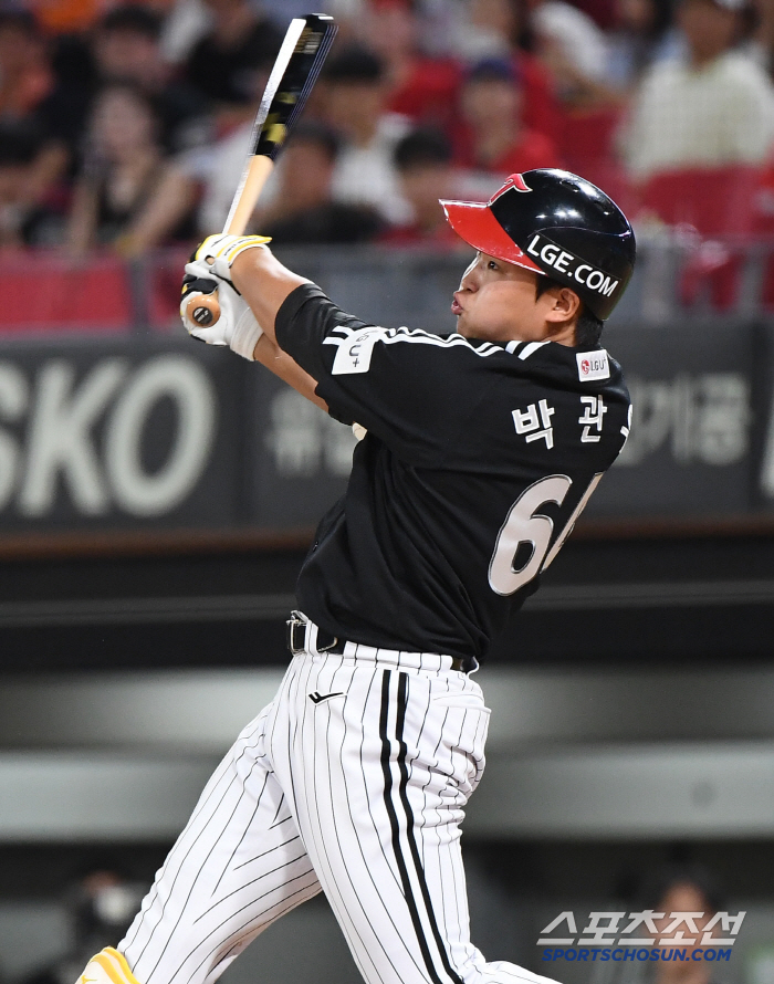 He said he saved me first, but he saved LG. A three-run shot tied in the ninth inning from 11 at-bats in the second half. The reason Park Hae-min thanked Oh Ji-hwan is because 