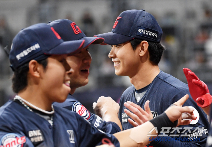 Hong Min Gi, who I believed in, collapsedHe laughed after blocking the bases loaded in the seventh inning, but after allowing the game to come from behind in the eighth inning, he left