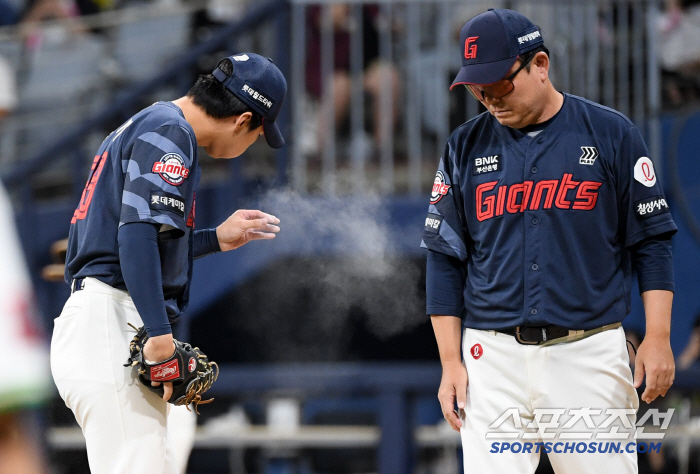 Hong Min Gi, who I believed in, collapsedHe laughed after blocking the bases loaded in the seventh inning, but after allowing the game to come from behind in the eighth inning, he left