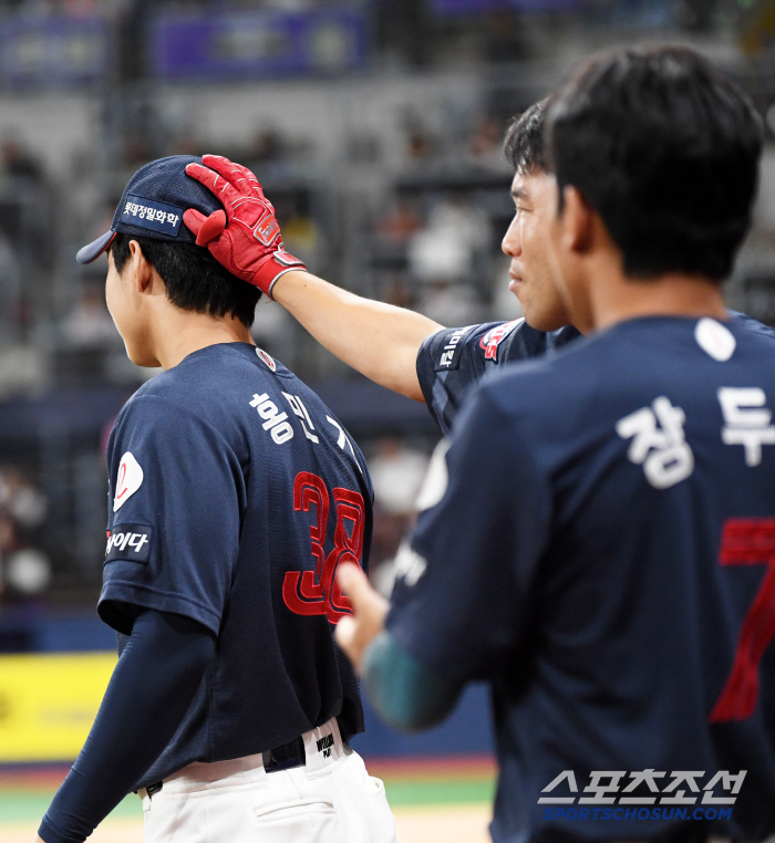 Hong Min Gi, who I believed in, collapsedHe laughed after blocking the bases loaded in the seventh inning, but after allowing the game to come from behind in the eighth inning, he left