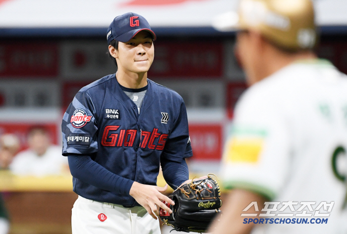 Hong Min Gi, who I believed in, collapsedHe laughed after blocking the bases loaded in the seventh inning, but after allowing the game to come from behind in the eighth inning, he left