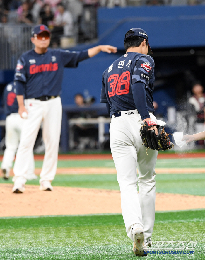 Hong Min Gi, who I believed in, collapsedHe laughed after blocking the bases loaded in the seventh inning, but after allowing the game to come from behind in the eighth inning, he left