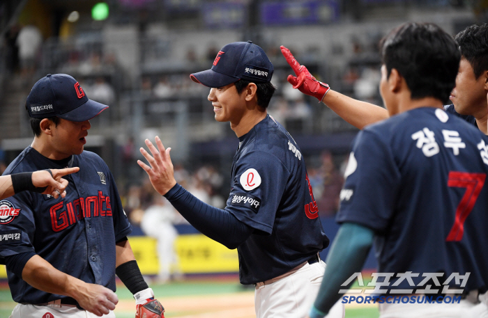 Hong Min Gi, who I believed in, collapsedHe laughed after blocking the bases loaded in the seventh inning, but after allowing the game to come from behind in the eighth inning, he left