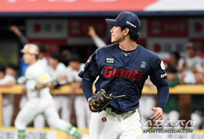 Hong Min Gi, who I believed in, collapsedHe laughed after blocking the bases loaded in the seventh inning, but after allowing the game to come from behind in the eighth inning, he left