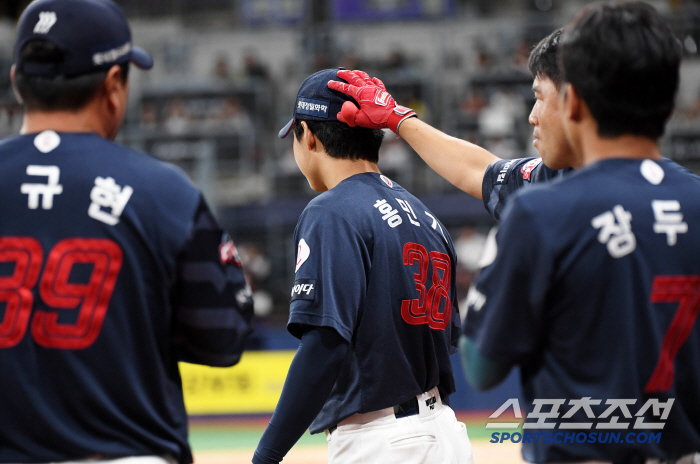 Hong Min Gi, who I believed in, collapsedHe laughed after blocking the bases loaded in the seventh inning, but after allowing the game to come from behind in the eighth inning, he left