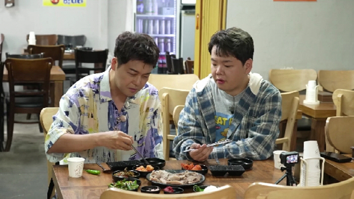 It's weird to eat rice soup in front of the Jeon Hyun-moo market. I've never felt this way before (Plan 2)