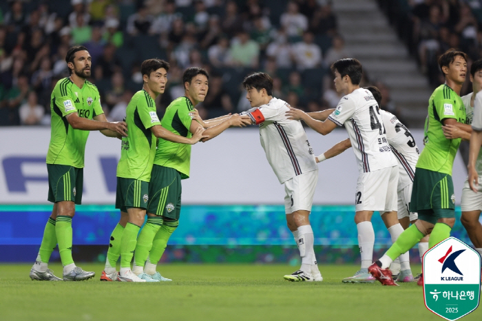 Kim Jin-gyu Compano's consecutive goals Jeonbuk and Kim Dae-woo leave Gangwon with 20 wins, 22 official matches without losing  leading the race 