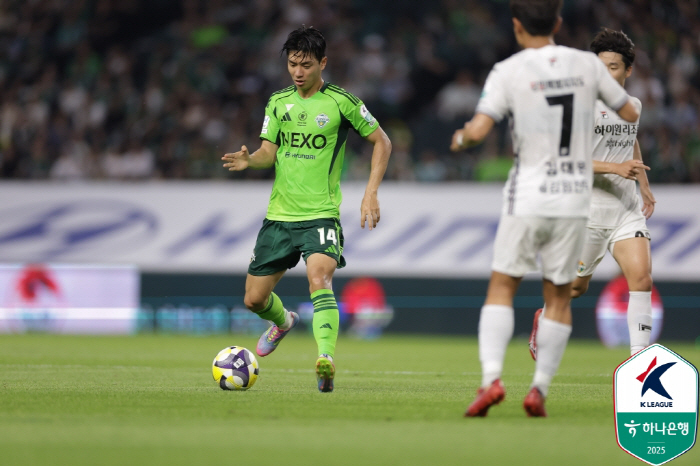 Kim Jin-gyu Compano's consecutive goals Jeonbuk and Kim Dae-woo leave Gangwon with 20 wins, 22 official matches without losing  leading the race 