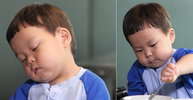 Kim Jun-ho's 25-month-old son, Jungwoo, dozing off and eating beef cuteness is the best (Sudol)