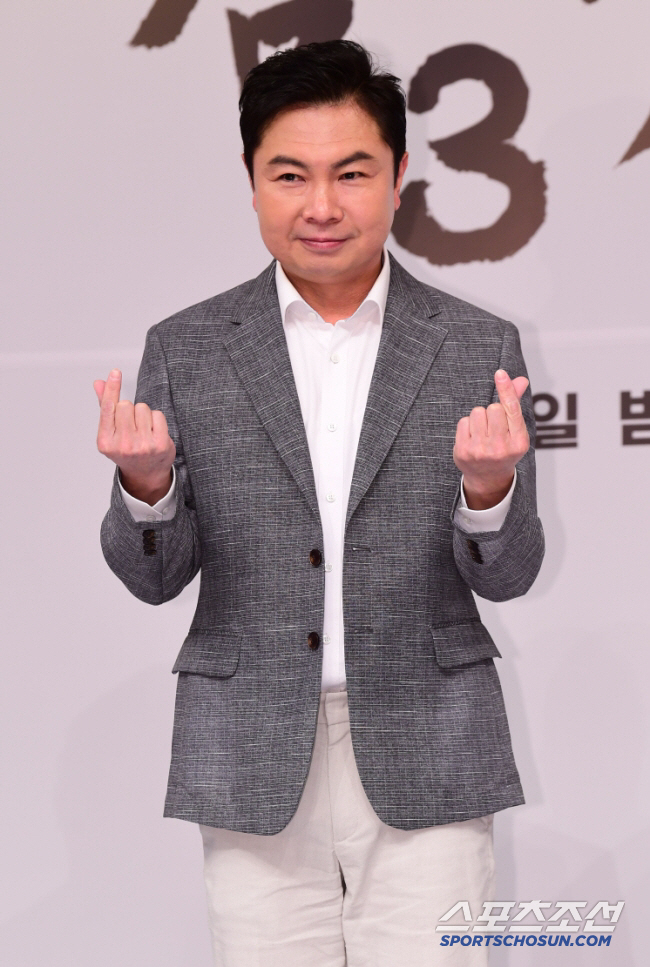 Lim Won-hee of Dolsing, you have a lot of money. Self  Gangneung Wine Shop..I've got everything except my girlfriend (Ras)