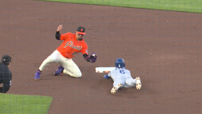 A new concept utility man appeared  Kim Hye-sung's great instinct, which was recognized by the media, succeeded in stealing 12 consecutive bases in the big league. If you run, you can't stop it